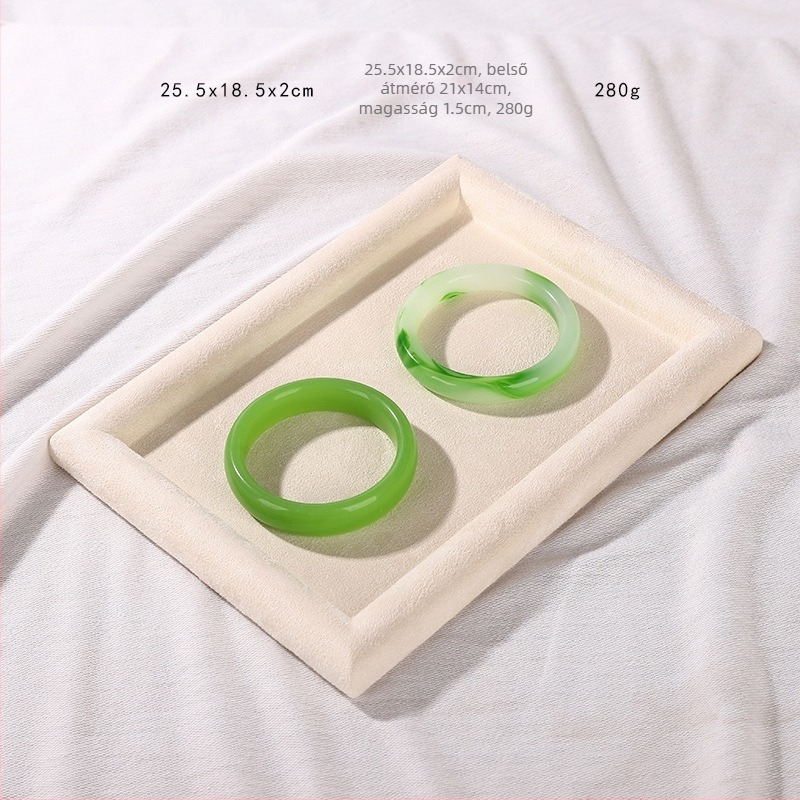 Ékszeres tálca kiállításra — textil alapú, flanel borítással, sík felületű, egyrétegű, luxus stílus