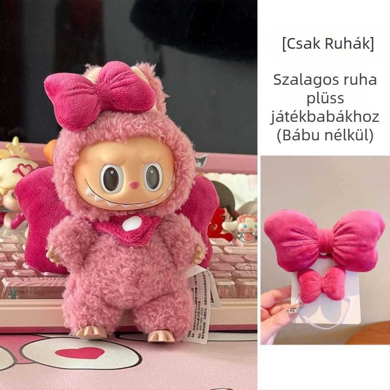 Kézzel készített textil ruhák plüss babáknak masnival díszítve — öltöztető kiegészítő