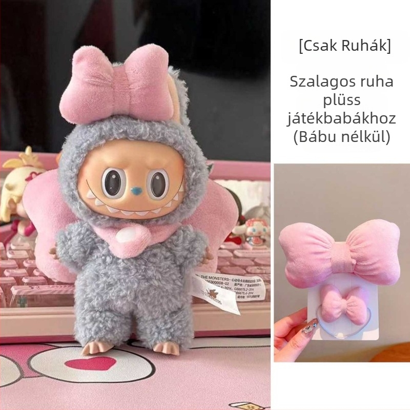 Kézzel készített textil ruhák plüss babáknak masnival díszítve — öltöztető kiegészítő