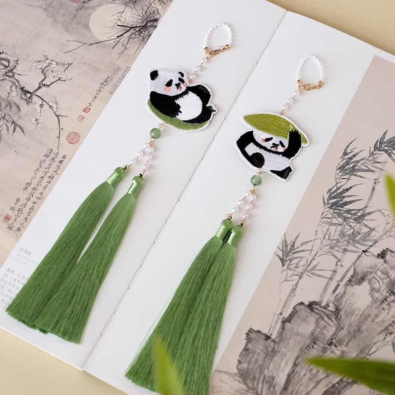 Kínai stílusú vörös panda qipao hímzett folttal és dupla bojjal, zöld derékszíj-kiegészítő