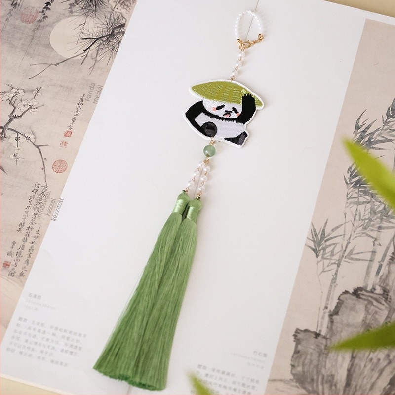 Kínai stílusú vörös panda qipao hímzett folttal és dupla bojjal, zöld derékszíj-kiegészítő