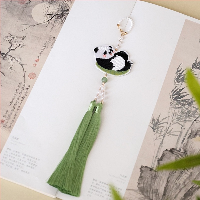 Kínai stílusú vörös panda qipao hímzett folttal és dupla bojjal, zöld derékszíj-kiegészítő