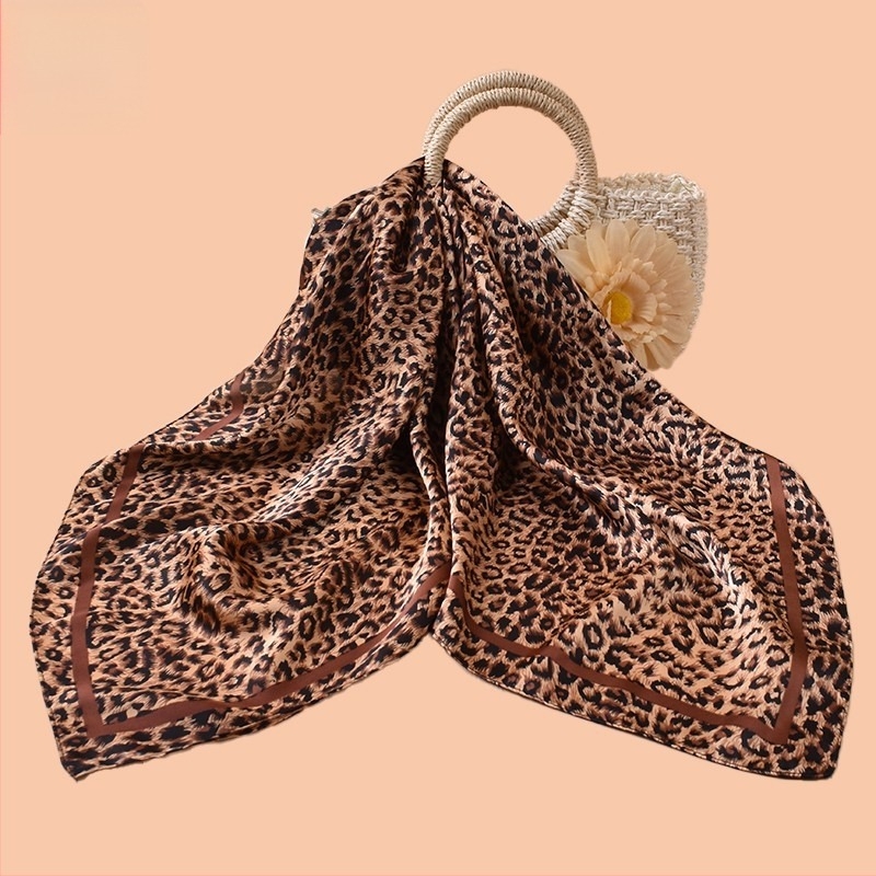 Négyszögletes kendő leopard mintával, szatén chiffon, sima szövés, nyár