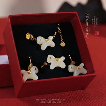 Hetian jade ékszerkészlet: fülbevaló, nyaklánc és karkötő; ló év zodiákus konstellációval; O-alakú lánc; medál természetes kőből; kínai stílus, irodalmi retro