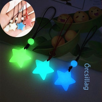 Kézzel kötött telefonhurok medál csillagok és hold motívummal, eredeti dizájn, prémium minőség, 2023 tavasz