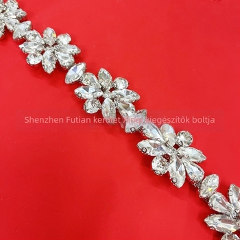 Rhinestone lánc - forrasztott, kézzel készített dekoratív lánc ruházathoz, gallérhoz, virághoz, sapkához; Anyag: Rhinestone chain; Alkalmazás: női ruházat, ruhák, kalapok; DIY