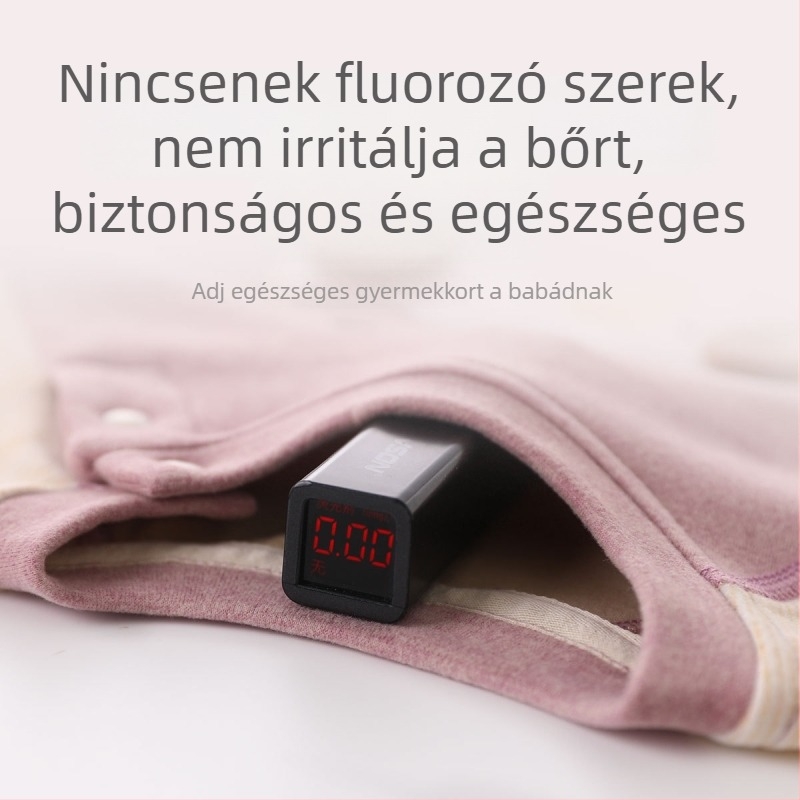 Csecsemő kombinezon De Velvet anyagból, hosszú ujjú, pulóver-stílus, 0–1 éveseknek; 86,8% poliészter; alkalmas téli, tavaszi és őszi időszakokra.