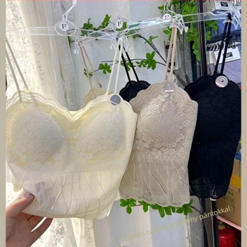 Francia csipkés camisole beépített párnákkal és vékony vállpántokkal, külső viselésre alkalmas.