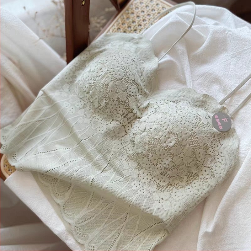 Francia csipkés camisole beépített párnákkal és vékony vállpántokkal, külső viselésre alkalmas.