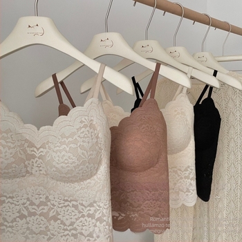 Csipkés hátú kamiszol, rögzített kosárkák, nylon anyag, V-nyakú, négy évszak, közepes súly 141–160 g/m2