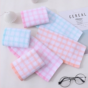 Gyerek törölköző 100% pamutból, 21s jacquard, kockás minta, könnyű, 50 g alatt, puha és nedvszívó