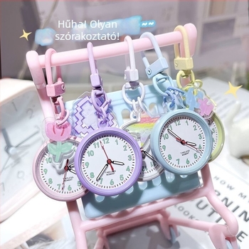 Iskolai kulcstartó zsebóra rajzfilmszerű stílussal, analóg kijelző számokkal, kvarcszerkezet, műanyag tok és pánt, világító dekoratív medál (vizsgákhoz)