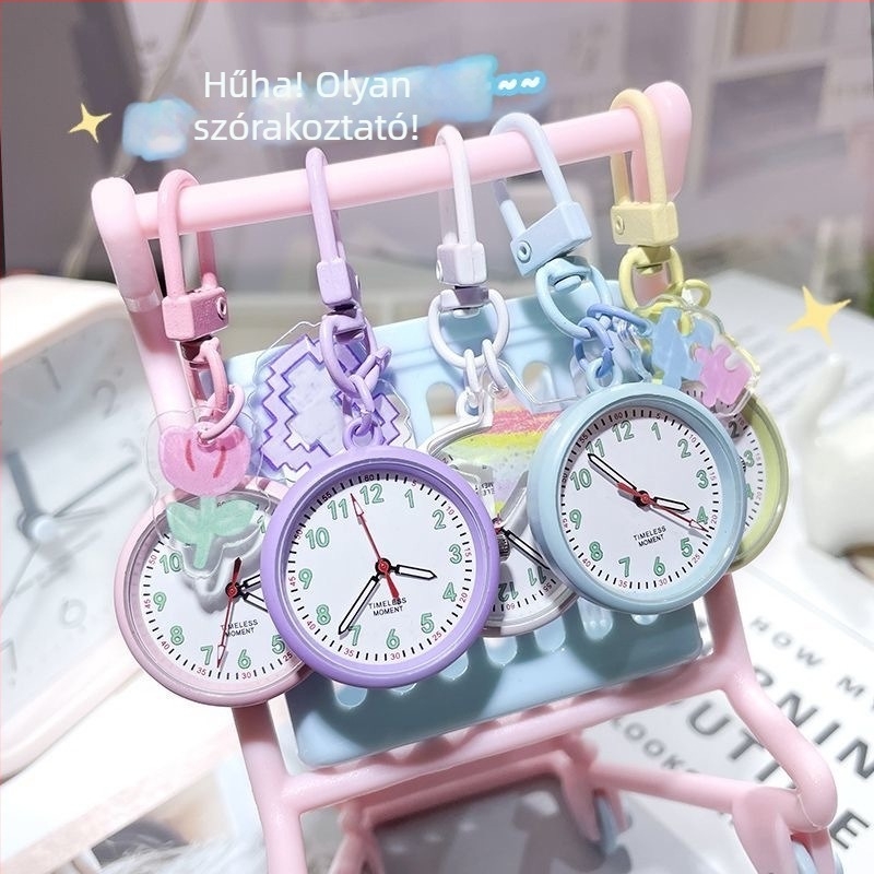 Iskolai kulcstartó zsebóra rajzfilmszerű stílussal, analóg kijelző számokkal, kvarcszerkezet, műanyag tok és pánt, világító dekoratív medál (vizsgákhoz)