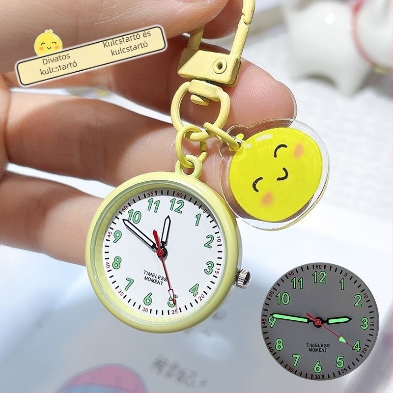 Iskolai kulcstartó zsebóra rajzfilmszerű stílussal, analóg kijelző számokkal, kvarcszerkezet, műanyag tok és pánt, világító dekoratív medál (vizsgákhoz)