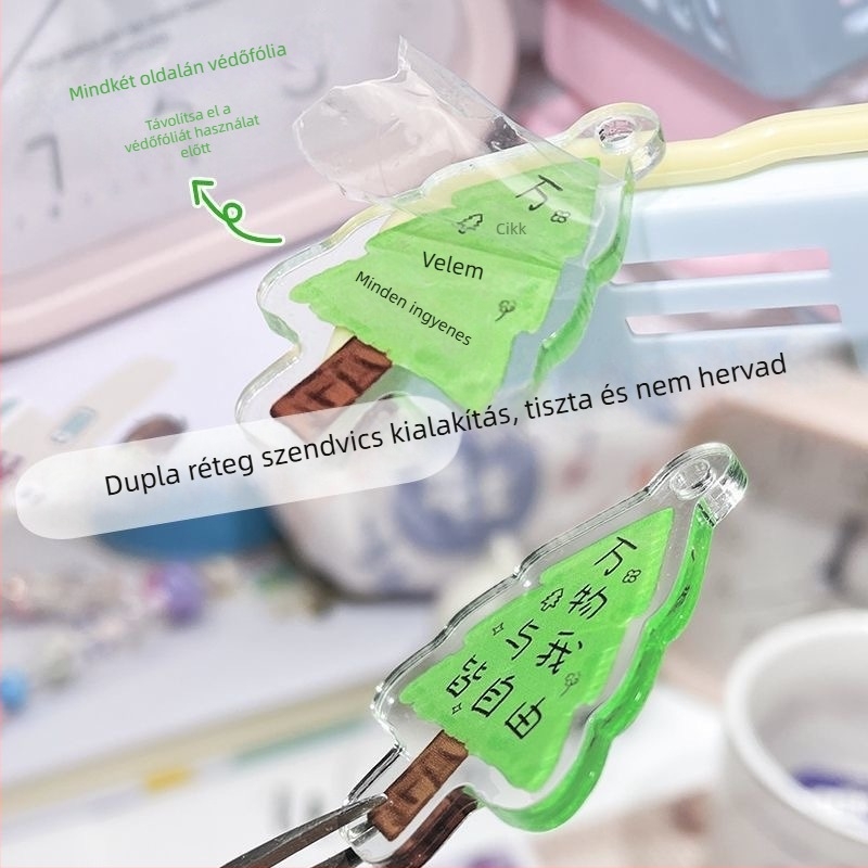 Iskolai kulcstartó zsebóra rajzfilmszerű stílussal, analóg kijelző számokkal, kvarcszerkezet, műanyag tok és pánt, világító dekoratív medál (vizsgákhoz)