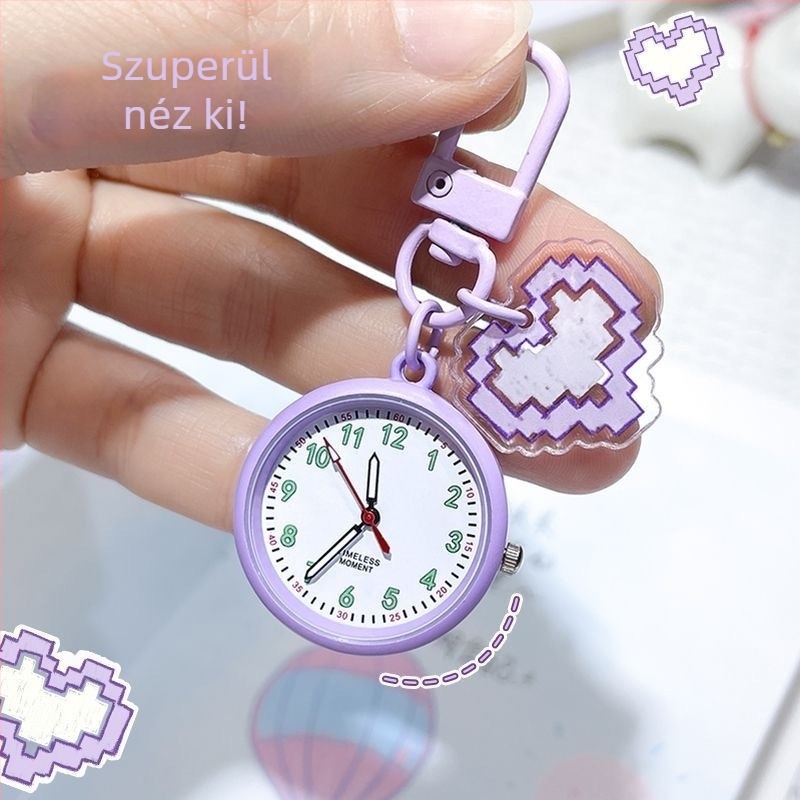 Iskolai kulcstartó zsebóra rajzfilmszerű stílussal, analóg kijelző számokkal, kvarcszerkezet, műanyag tok és pánt, világító dekoratív medál (vizsgákhoz)