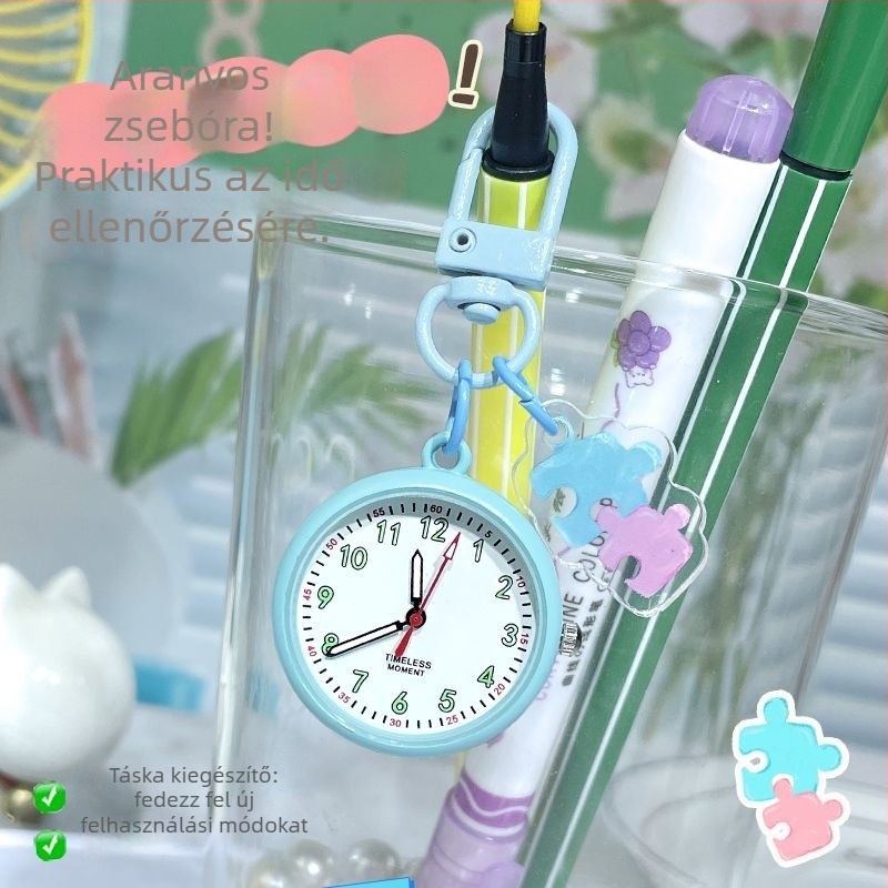 Iskolai kulcstartó zsebóra rajzfilmszerű stílussal, analóg kijelző számokkal, kvarcszerkezet, műanyag tok és pánt, világító dekoratív medál (vizsgákhoz)