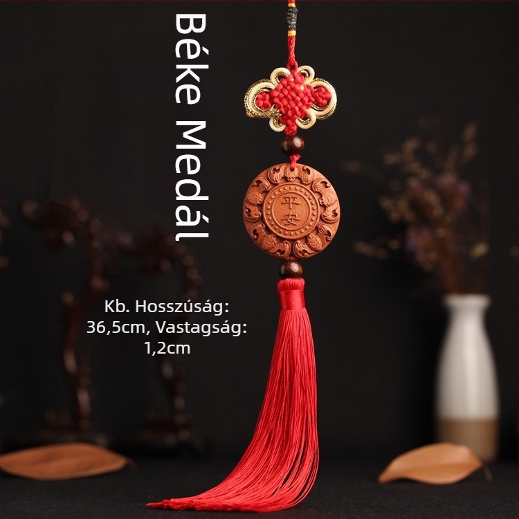 Barackfa autómedál Pixiu, Guan Gong és Guanyin motívumokkal — hagyományos kínai stílusú belső autódekoráció