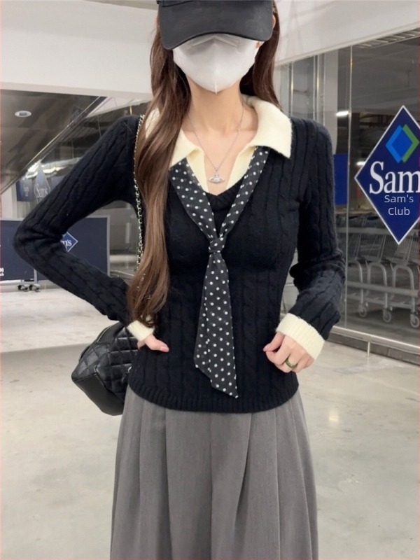 Kötött pulóver kapucnival, látszólag két darabból álló dizájn, szűk szabás, hosszú ujjú, viszkóz-poliészter keverék