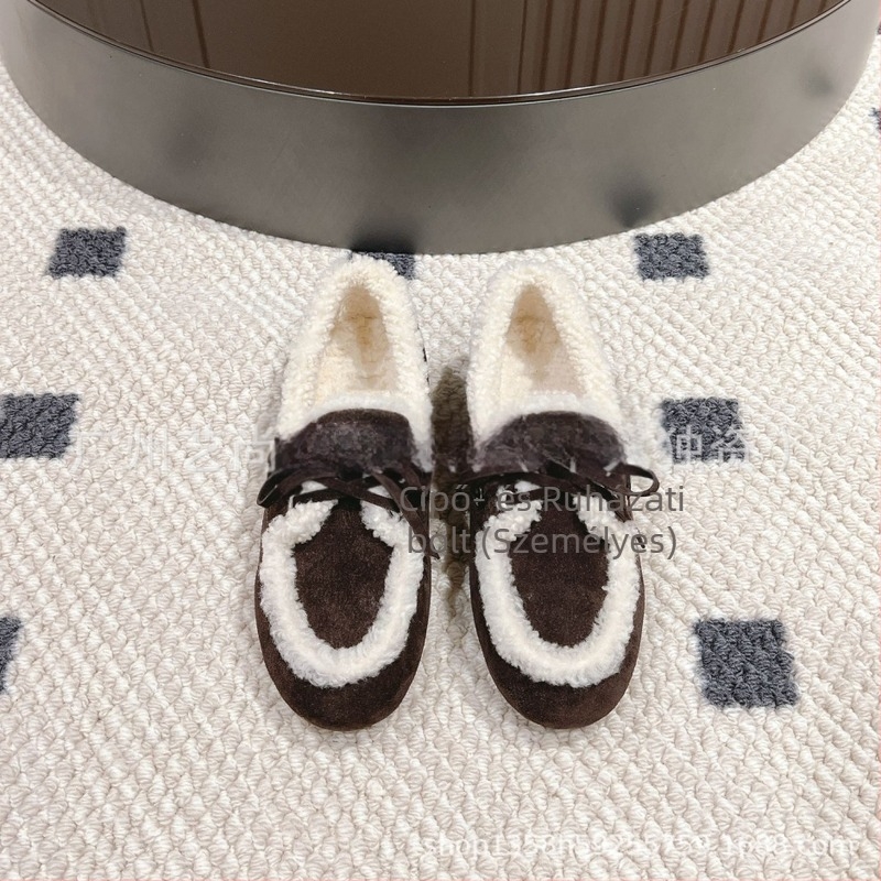 Kecskebőr mocasin kötőfűzővel, belső gyapjú béléses és gumitalppal