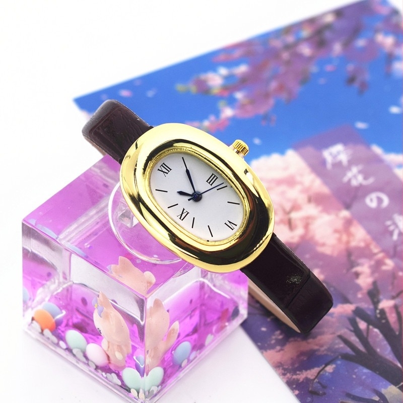 Női óra ovális számlappal, imitált bőrszíjjal — kvarc mozgás, analóg kijelző, tok ötvözetből