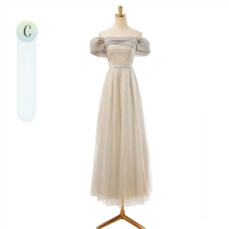 Koszorúslány ruha: A-vonalú sziluett, U-nyak, ujjatlan, hosszú satén ruha, rendkívül alacsony derék