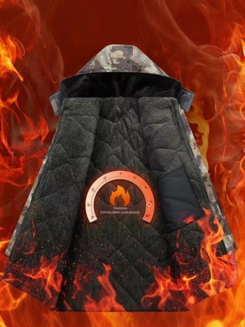 Férfi téli kabát kamufláž mintával, fleece béléssel, levehető kapucnival, vízálló, középhosszú, elülső cipzárral.