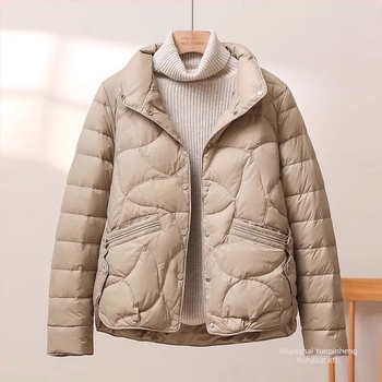 Könnyű toll-pamutszövettel töltött kabát ősz-télre álló gallérral, rövid fazon; anyag: poliészter; fő anyag: poliészter (polieszter rost) 30-50% tartalom; második anyag: egyéb