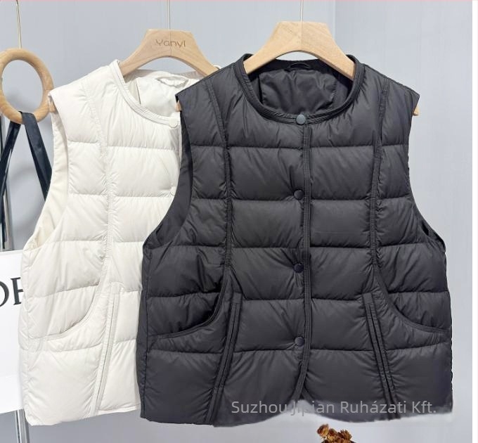 Női ujjatlan pehely mellény, kerek nyak, laza szabás, 86–90% pehelytartalom, poliészter anyag, normál hosszúságú, téli 2025