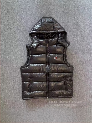 Férfi kapucnis pamut töltött mellény, külső poliészter, belső acetát bélés, cipzáras zsebek, tél 2025