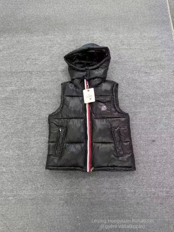 Férfi kapucnis pamut töltött mellény, külső poliészter, belső acetát bélés, cipzáras zsebek, tél 2025