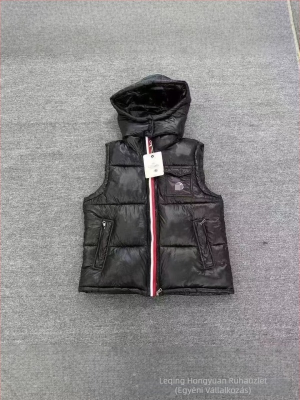 Férfi kapucnis pamut töltött mellény, külső poliészter, belső acetát bélés, cipzáras zsebek, tél 2025