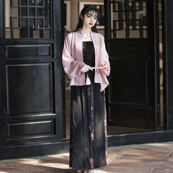 Kínai stílusú készlet: egyenes nyakú felső repülőgép-stílusú ujjak, gradientos nyomtatású három plisés szoknya, fényes anyag