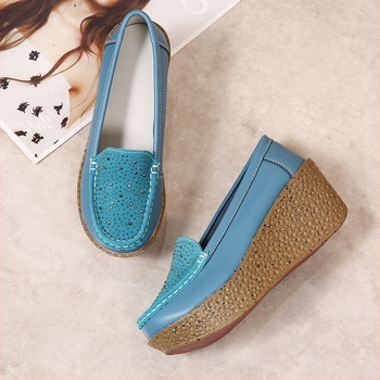 Női mindennapi slip-on cipő bőr felsőrésszel, kerek orr, PU talp, klínos sarok 6–8 cm