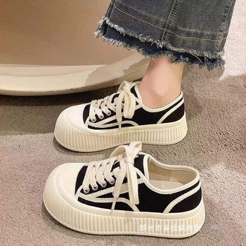 Mindennapi vászoncipők – felső rész: vászon, talp: gumi, fűzős záródás, lélegző, könnyű