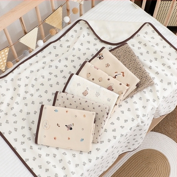 Újszülött ölelős takaró — pamut-vatta anyag, állat- és mesefigurás minta, négy évszakos használat, 1–3 éveseknek (80–100 cm)