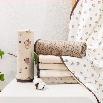 Újszülött ölelős takaró — pamut-vatta anyag, állat- és mesefigurás minta, négy évszakos használat, 1–3 éveseknek (80–100 cm)