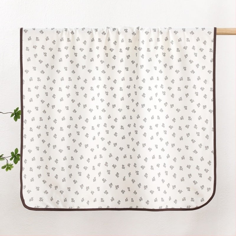 Újszülött ölelős takaró — pamut-vatta anyag, állat- és mesefigurás minta, négy évszakos használat, 1–3 éveseknek (80–100 cm)