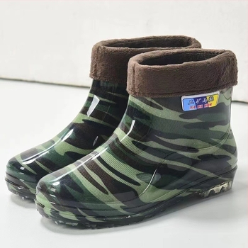 Kamuflált PVC esőovershoes, alacsony szár, műanyag talp, belső műszál gyapjú bélés, csúszásmentes.