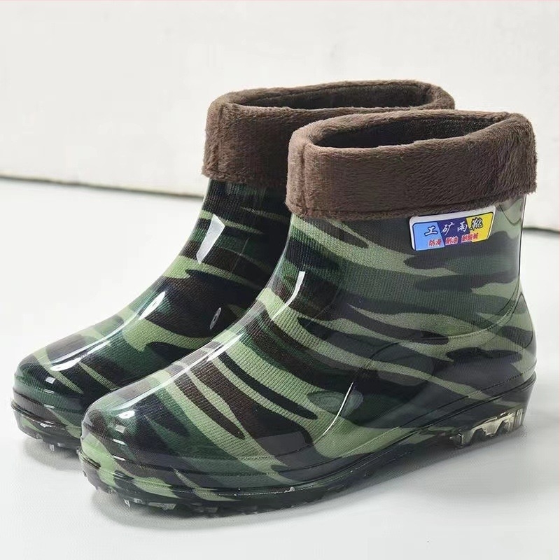 Kamuflált PVC esőovershoes, alacsony szár, műanyag talp, belső műszál gyapjú bélés, csúszásmentes.