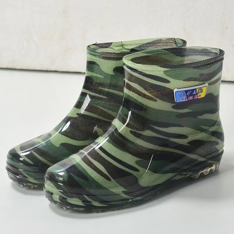 Kamuflált PVC esőovershoes, alacsony szár, műanyag talp, belső műszál gyapjú bélés, csúszásmentes.