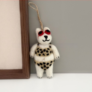 Kézzel készített gyapjúfilcből készült medve kulcstartó, táskákhoz és autókhoz