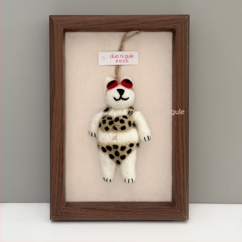 Kézzel készített gyapjúfilcből készült medve kulcstartó, táskákhoz és autókhoz