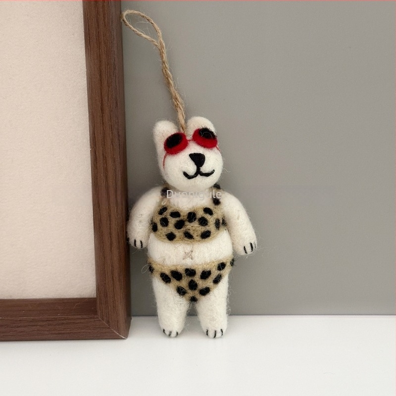 Kézzel készített gyapjúfilcből készült medve kulcstartó, táskákhoz és autókhoz