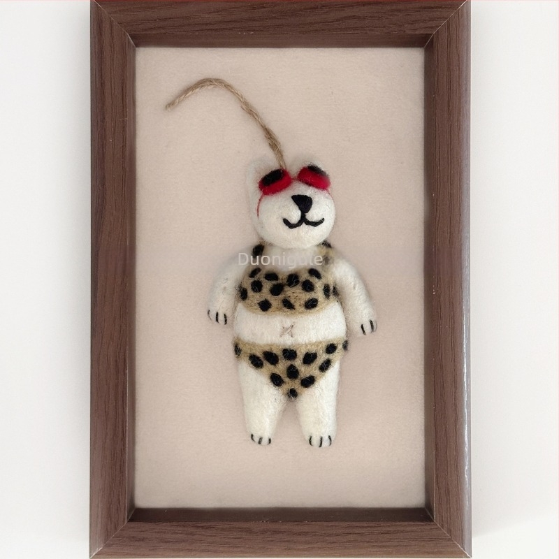 Kézzel készített gyapjúfilcből készült medve kulcstartó, táskákhoz és autókhoz