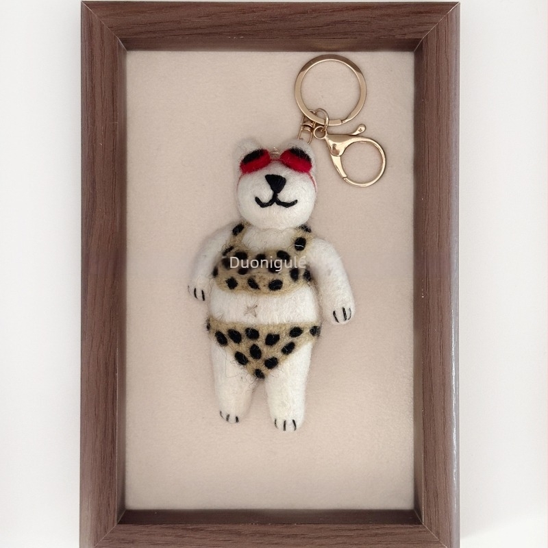 Kézzel készített gyapjúfilcből készült medve kulcstartó, táskákhoz és autókhoz