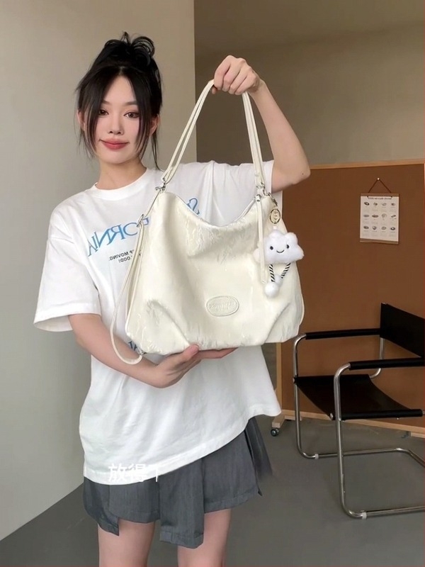 erdő ihletésű közepes méretű tote táska, több hordozási lehetőséggel: vállon, hátizsákon, crossbody és kézitáska