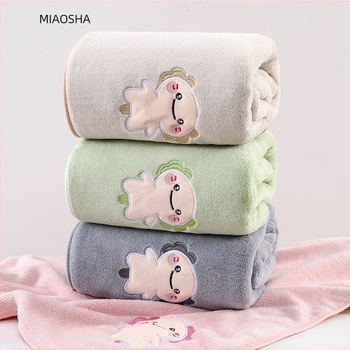 Broderált korall fleece fürdőlepedő, vastított, 150D, 400–500 g, hímzés, hajtás, egyszerű szövés, testreszabás elérhető