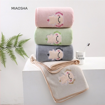 Broderált korall fleece fürdőlepedő, vastított, 150D, 400–500 g, hímzés, hajtás, egyszerű szövés, testreszabás elérhető