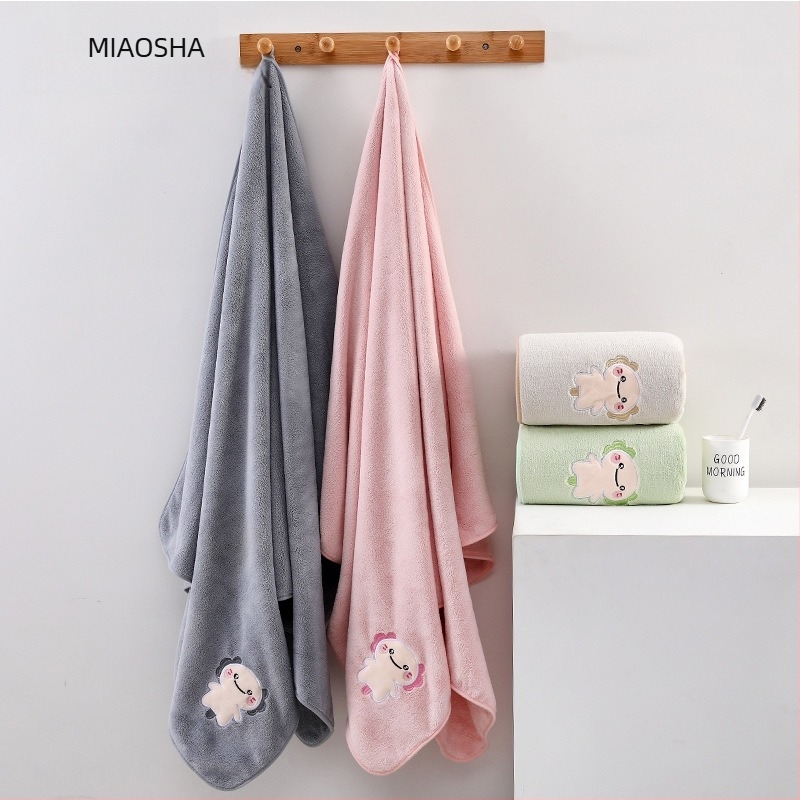 Broderált korall fleece fürdőlepedő, vastított, 150D, 400–500 g, hímzés, hajtás, egyszerű szövés, testreszabás elérhető
